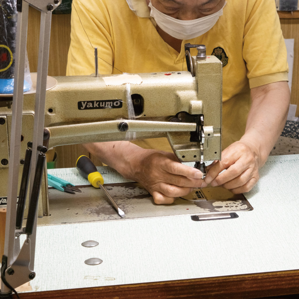 鞄工場でトートバッグの縫製を取材